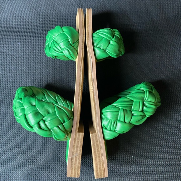 GUESS Raign Puffy Woven Flat Sandals. Size 5. Medium Green. - Picture 5 of 8